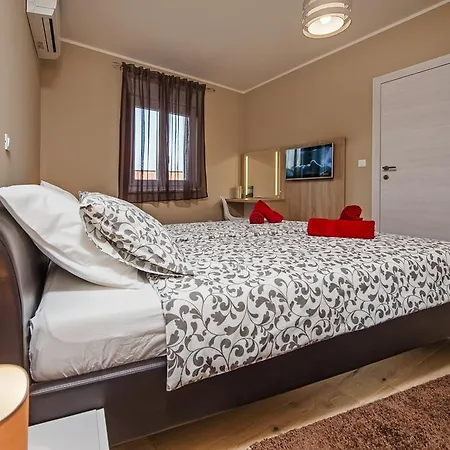 Panoss Apartment *